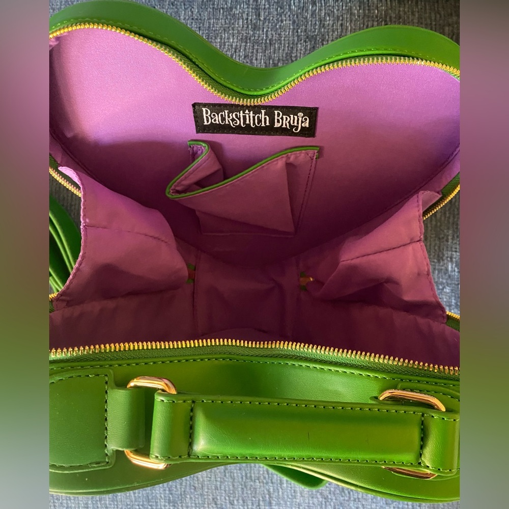 Backstitch Bruja 💚 Poison Ivy 🌿 Green Heart Crossbody Bag - Picture 5 of 5